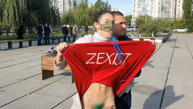 В Киеве активистка показала Зеленскому интимное место: видео