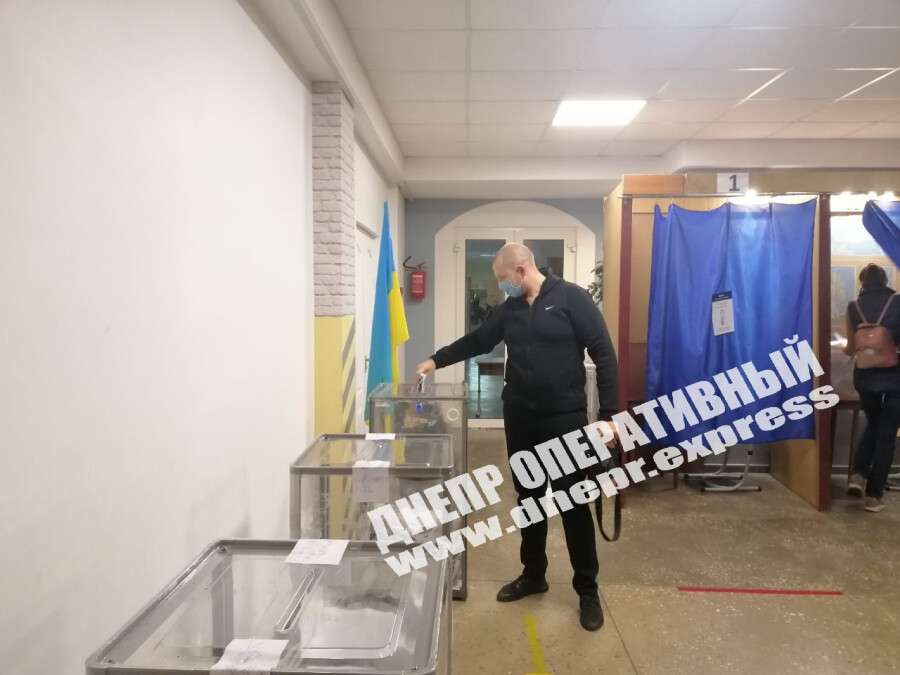 Выборы 2020: в Днепре: что происходит на избирательных участках (фото, видео)