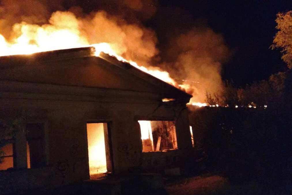 Под Днепром горел заброшенный частный дом: фото