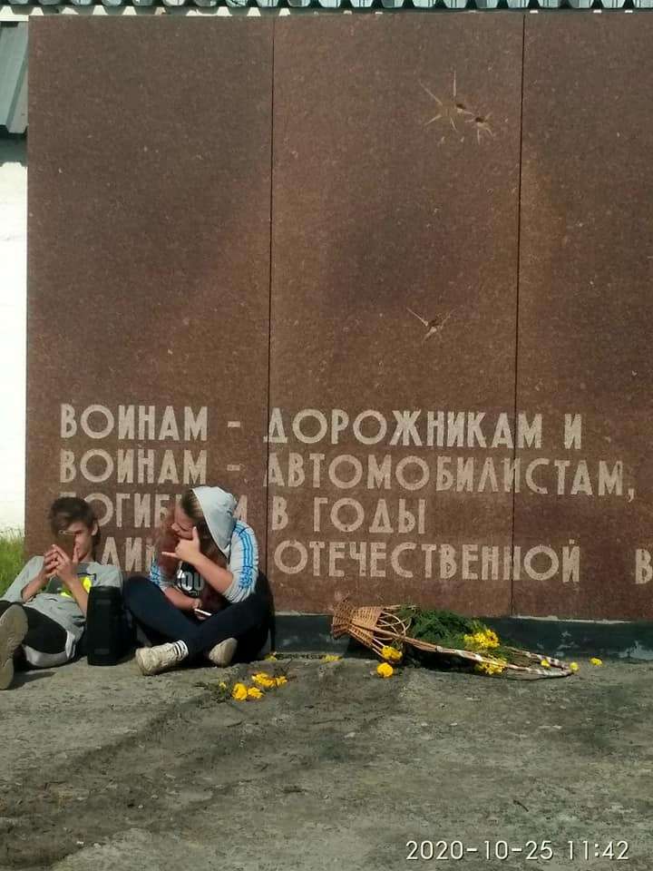 В Днепре дети отдыхают, сидя под памятниками. Новости Днепра 