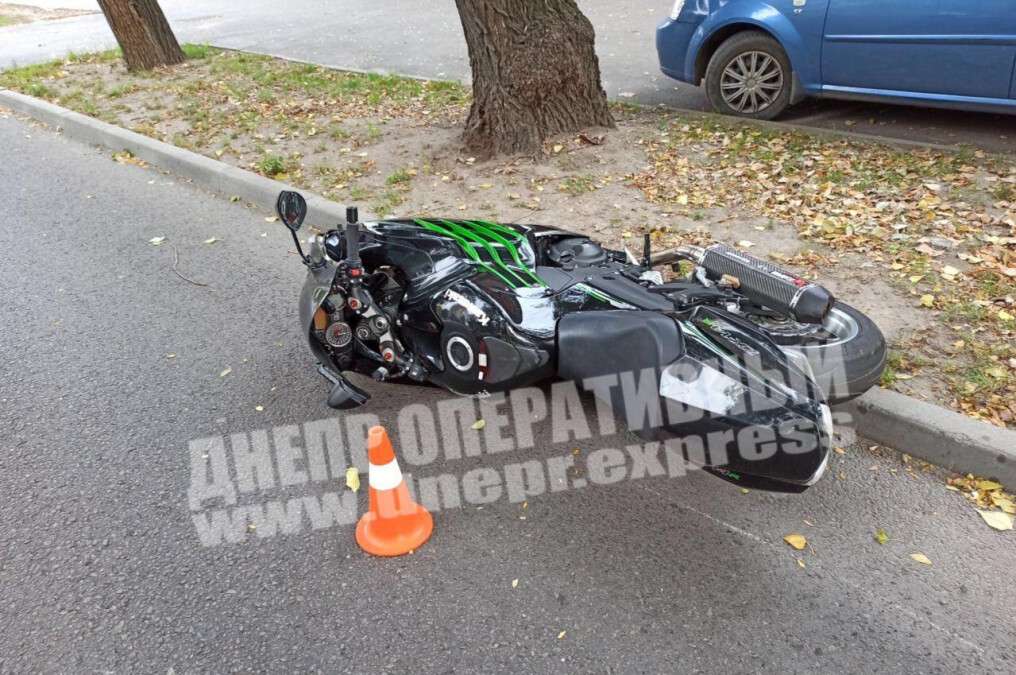 В Днепре на Ульянова BYD сбил мотоциклиста: мужчину госпитализировали