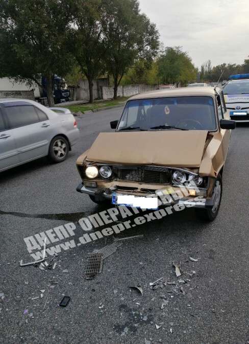 В Днепре на Малиновского ВАЗ врезался в Toyota: фото