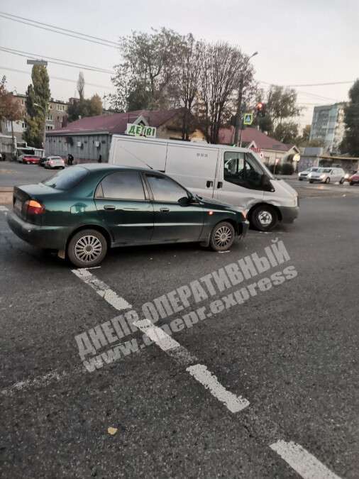В Днепре на проспекте Богдана Хмельницкого Daewoo столкнулся с микроавтобусом