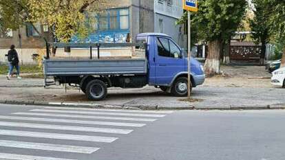 В Днепре на улице Батумской автохам на "Газели" перекрыл движение пешеходам