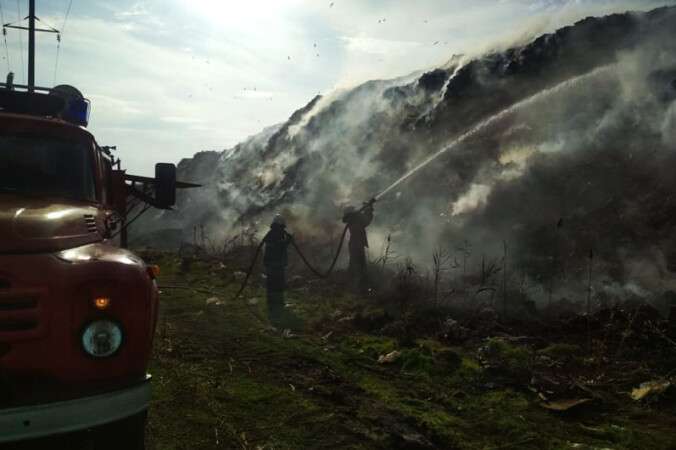 На Днепропетровщине возник масштабный пожар на полигоне твердых бытовых отходов
