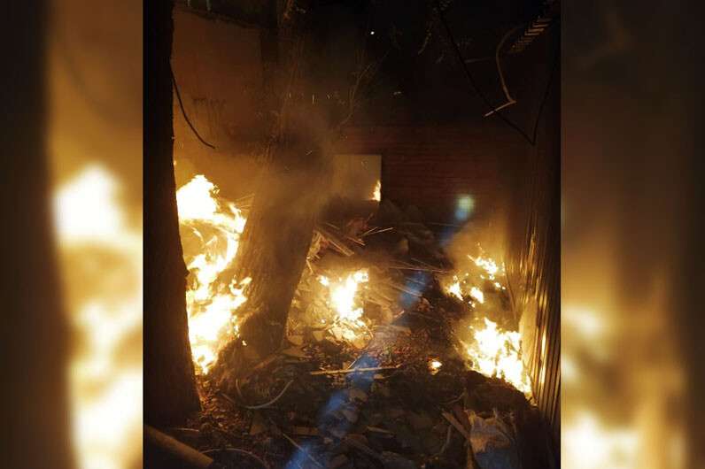 В Днепре ночью горели киоски с колбасой и полуфабрикатами: фото