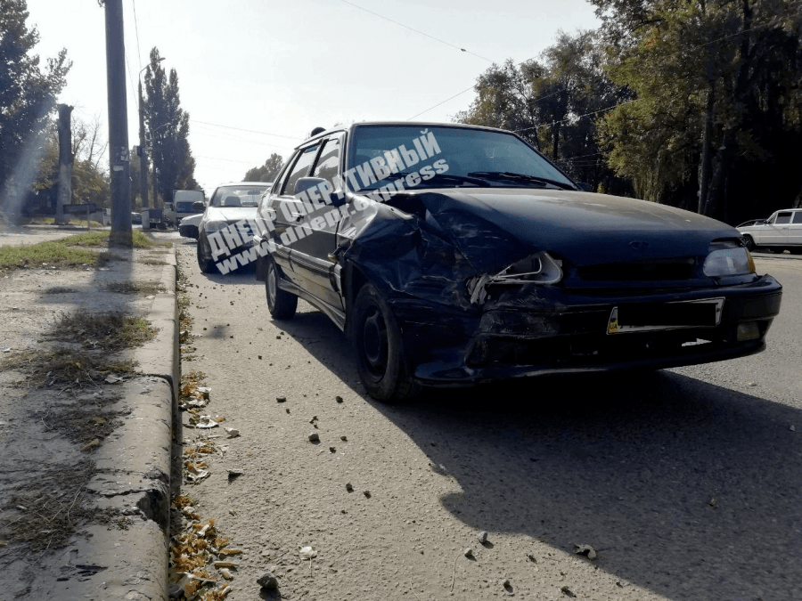 В Днепре на проспекте Богдана Хмельницкого Chevrolet столкнулся с ВАЗ