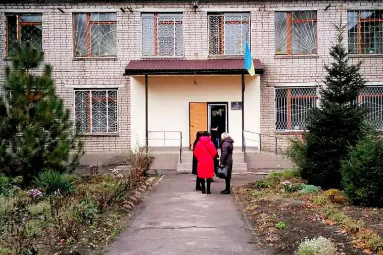 На Днепропетровщине мужчина пришел в районный суд с 4 кухонными ножами: фото