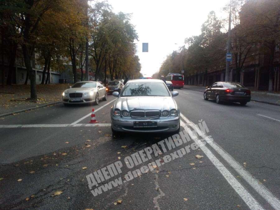 В Днепре на проспекте Гагарина Jaguar врезался в Mazda: фото, видео