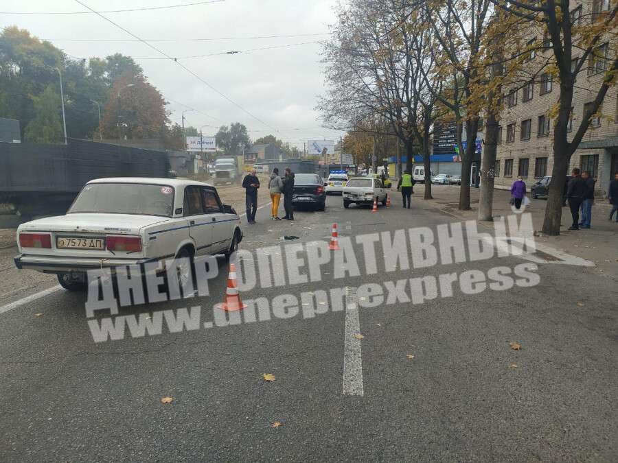 В Днепре на проспекте Ивана Мазепы произошло тройное ДТП: фото
