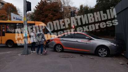 В Днепре на Паникахи столкнулись две легковушки: от удара Hyundai "отлетел", задев пешеходов