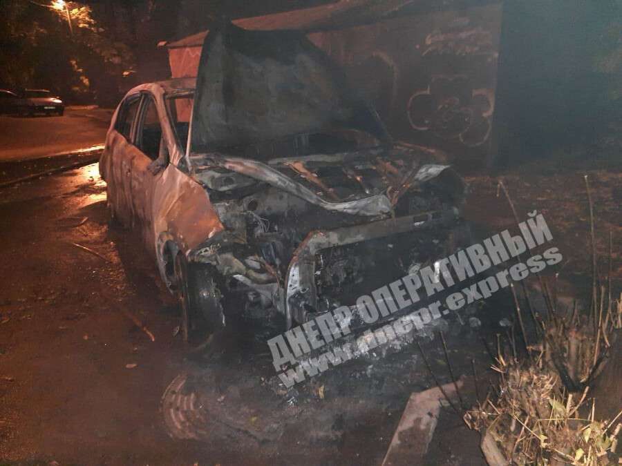 В Днепре на проспекте Поля ночью сгорел автомобиль KIA