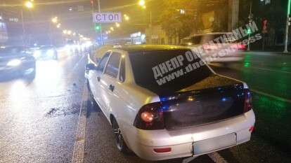 В Днепре на Слобожанском проспекте водитель ВАЗ врезался в отбойник