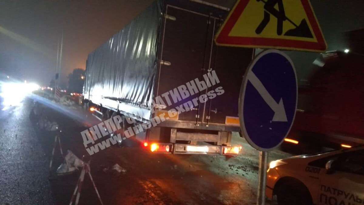В Днепре на Криворожском шоссе фура снесла ограждение, предупреждающее о ремонтных работах
