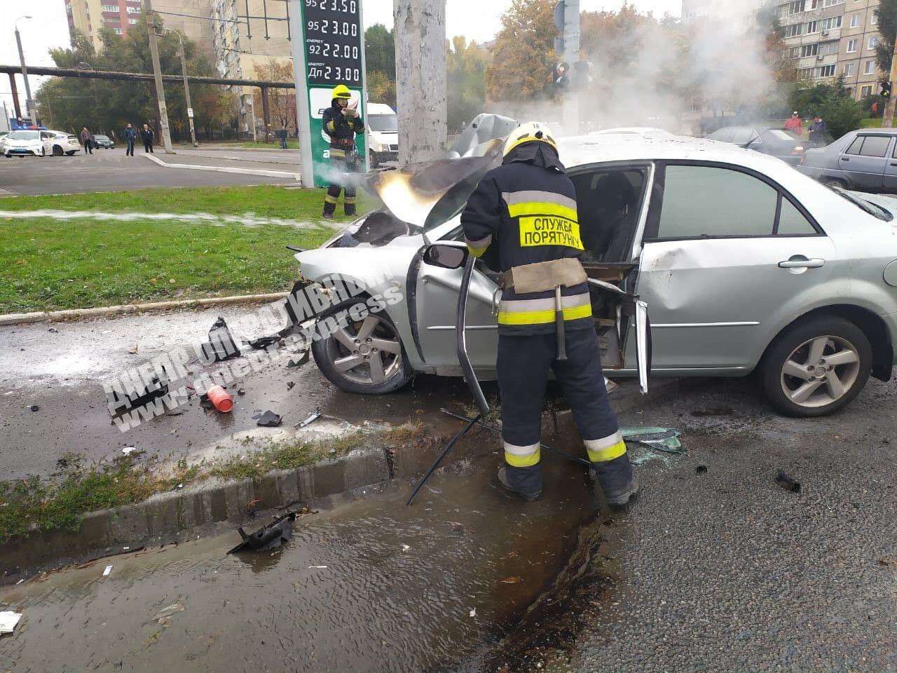 В Днепре на Янтарной автомобиль Mazda на скорости врезался в столб и загорелся. Новости Днепра