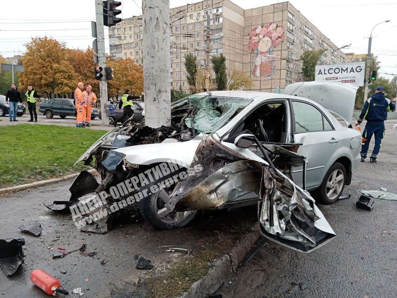 В Днепре на Янтарной автомобиль Mazda на скорости врезался в столб и загорелся. Новости Днепра