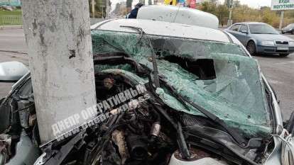 В Днепре на Янтарной автомобиль Mazda на скорости врезался в столб и загорелся