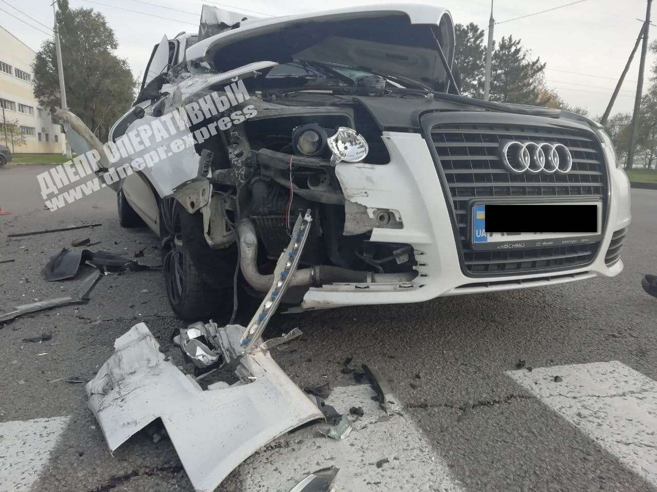 В Днепре на улице Маршала Малиновского Audi врезался в ГАЗель. Новости Днепра