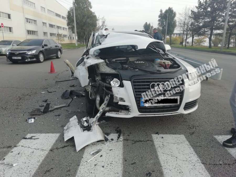 В Днепре на улице Маршала Малиновского Audi врезался в ГАЗель