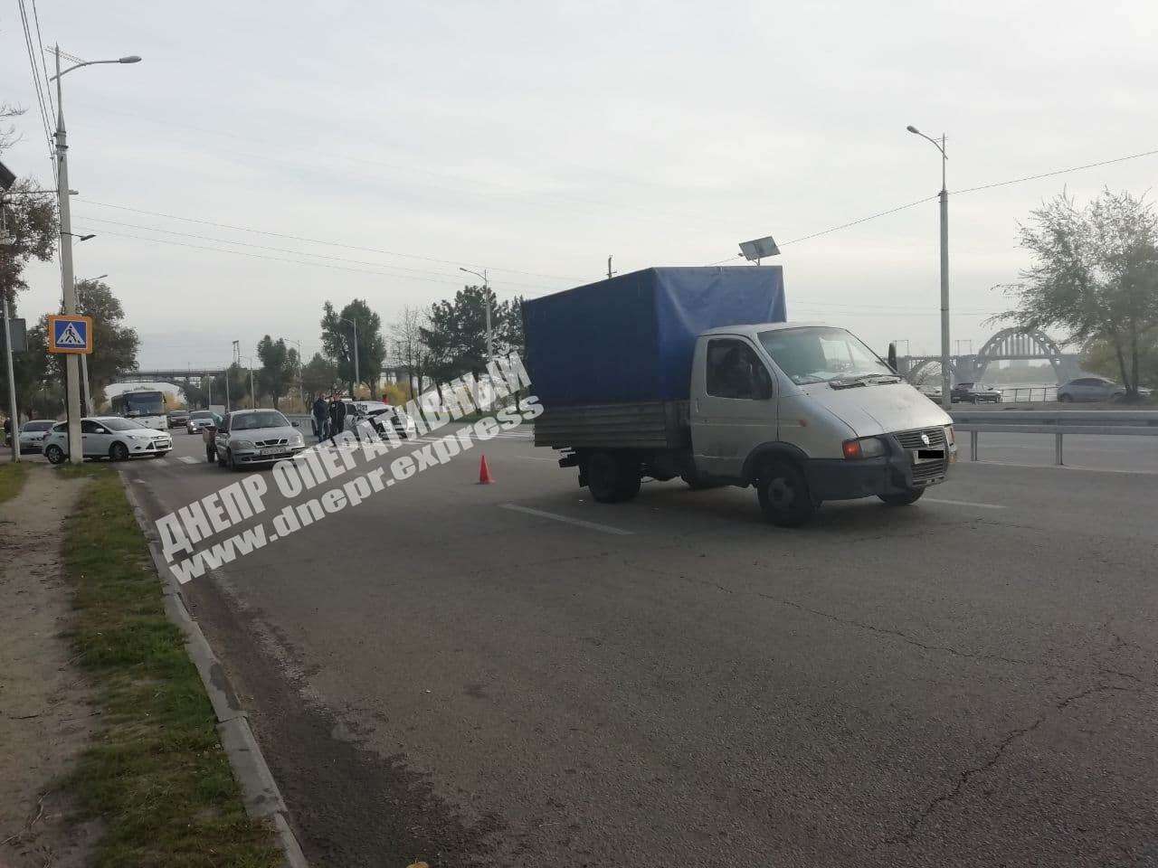 В Днепре на улице Маршала Малиновского Audi врезался в ГАЗель. Новости Днепра