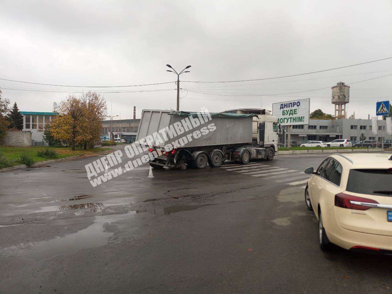 В Днепре водитель DAF разбил новую машину в паре метров от автосалона. Новости Днепра