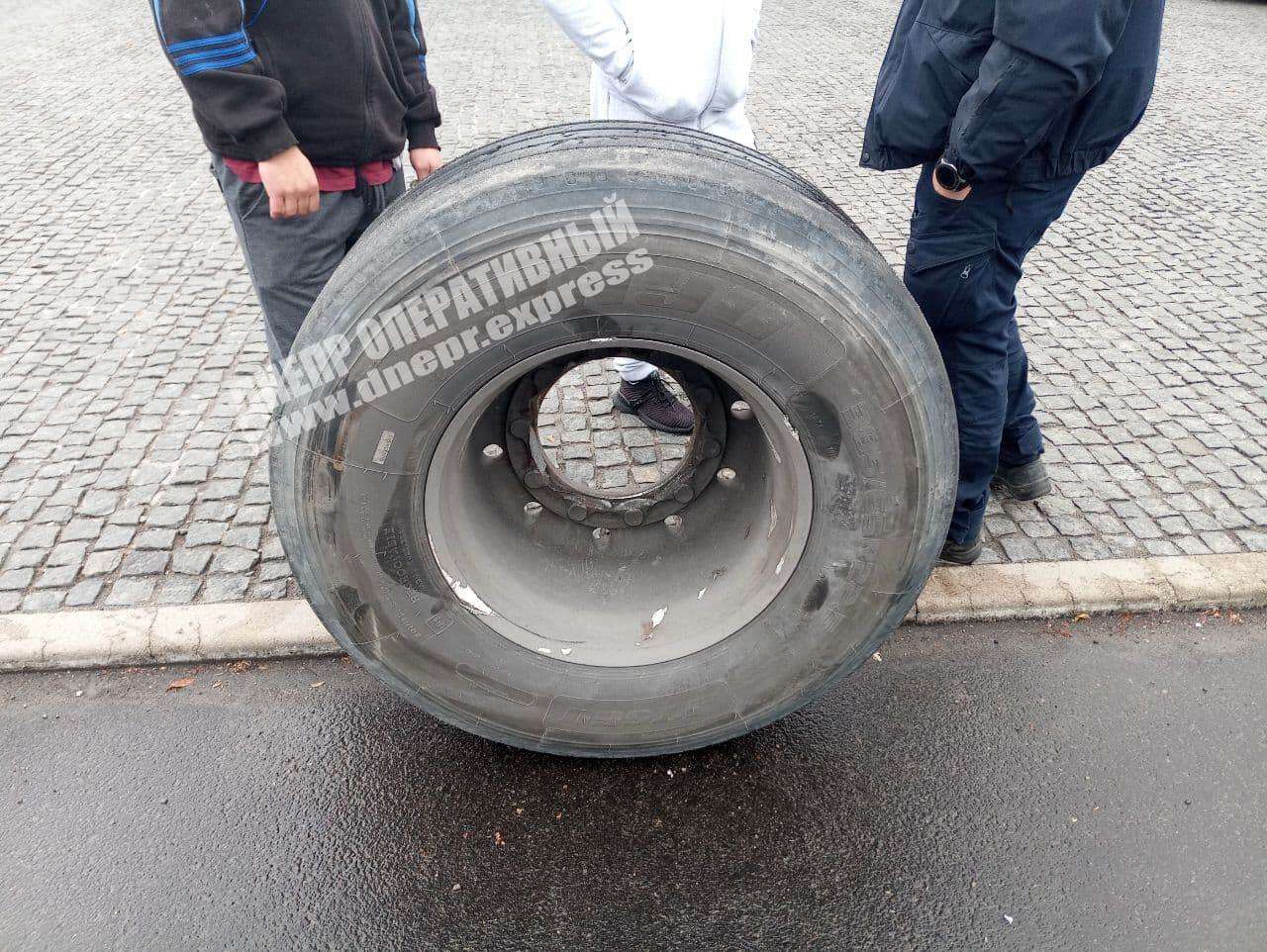 В Днепре водитель DAF разбил новую машину в паре метров от автосалона. Новости Днепра
