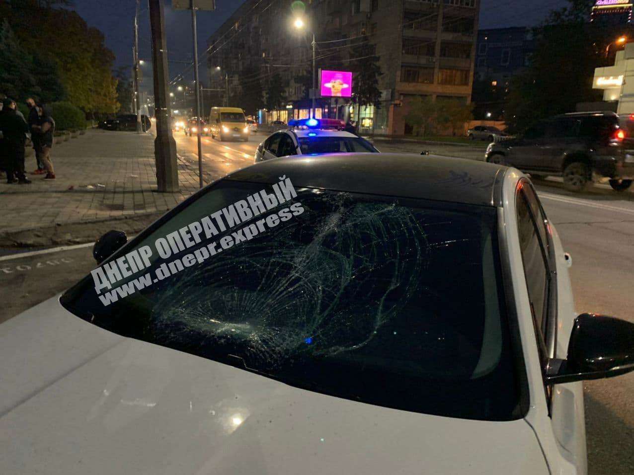 В Днепре на Сичеславской Набережной 20-летний водитель на Jaguar сбил мужчину. Новости Днепра
