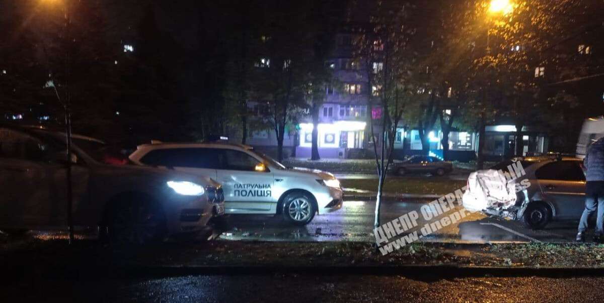 В Днепре на Гагарина Volvo "влетел" в припаркованный автомобиль Hyundai