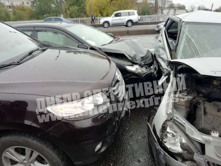 В Днепре на Слобожанском Lada вылетела на "встречку" и столкнулась с Toyota и Hyundai: есть пострадавшие
