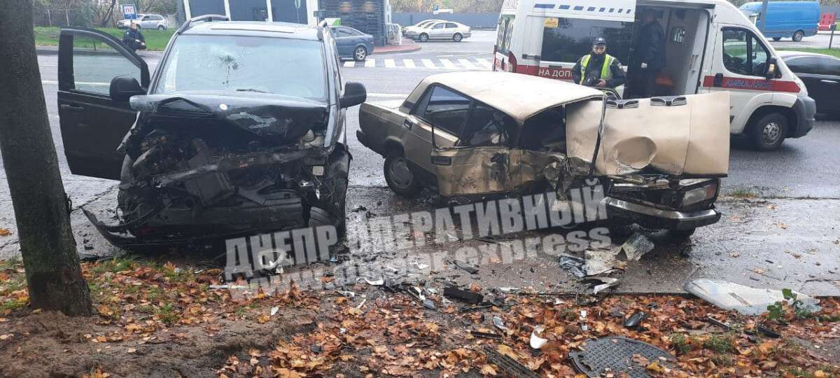 В Днепре на Космической произошло серьезное ДТП: пострадали два человека (видео момента аварии)