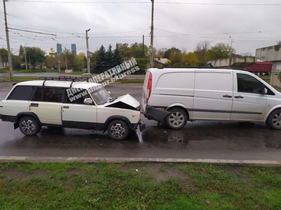 В Днепре на Кайдакском мосту ВАЗ врезался в Mercedes