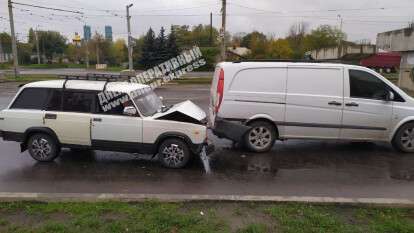 В Днепре на Кайдакском мосту ВАЗ врезался в Mercedes