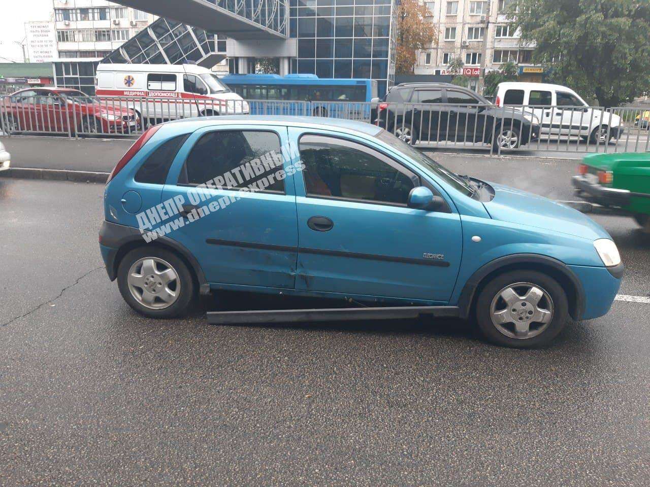 В Днепре на Слобожанском проспекте Opel столкнулся с Volkswagen. Новости Днепра