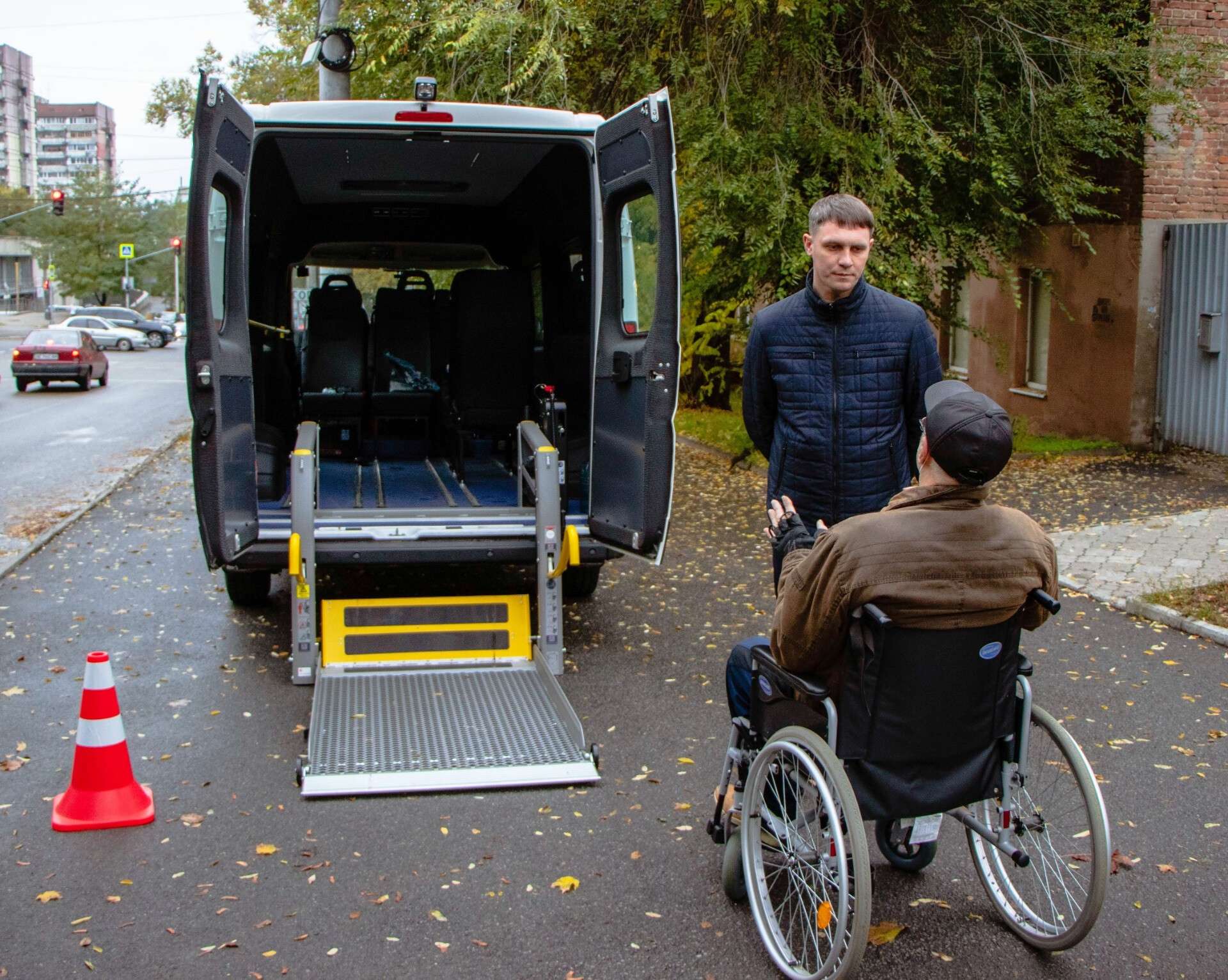 В Днепре для людей с инвалидностью на одно социальное такси стало больше
