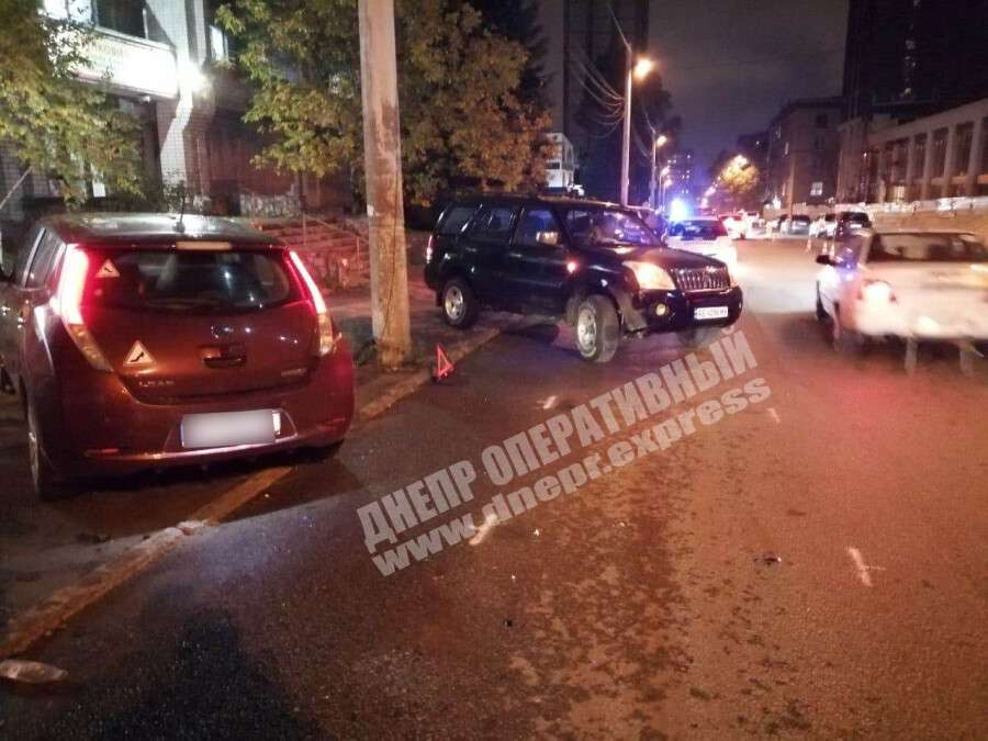 В Днепре на Костомаровской внедорожник врезался в припаркованный Nissan