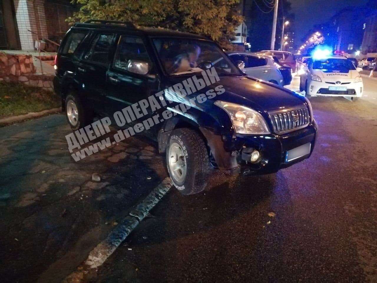 В Днепре на Костомаровской внедорожник врезался в припаркованный Nissan. Новости Днепра