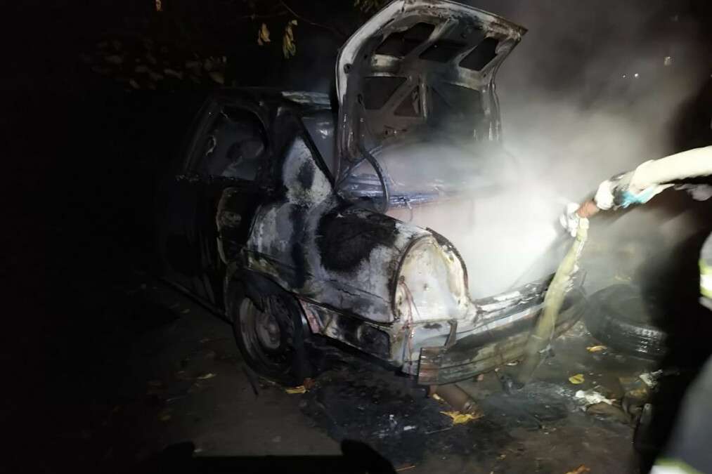 На Днепропетровщине горел припаркованный во дворе автомобиль Daewoo