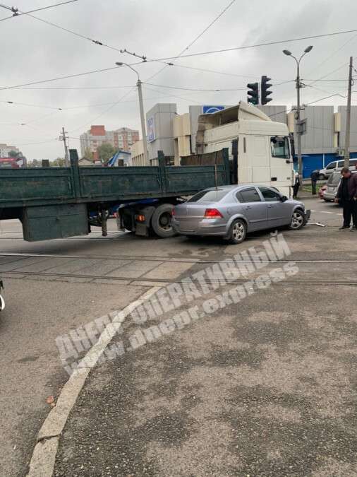 В Днепре на перекрестке Рабочей и Антоновича грузовик DAF "зацепил" Opel