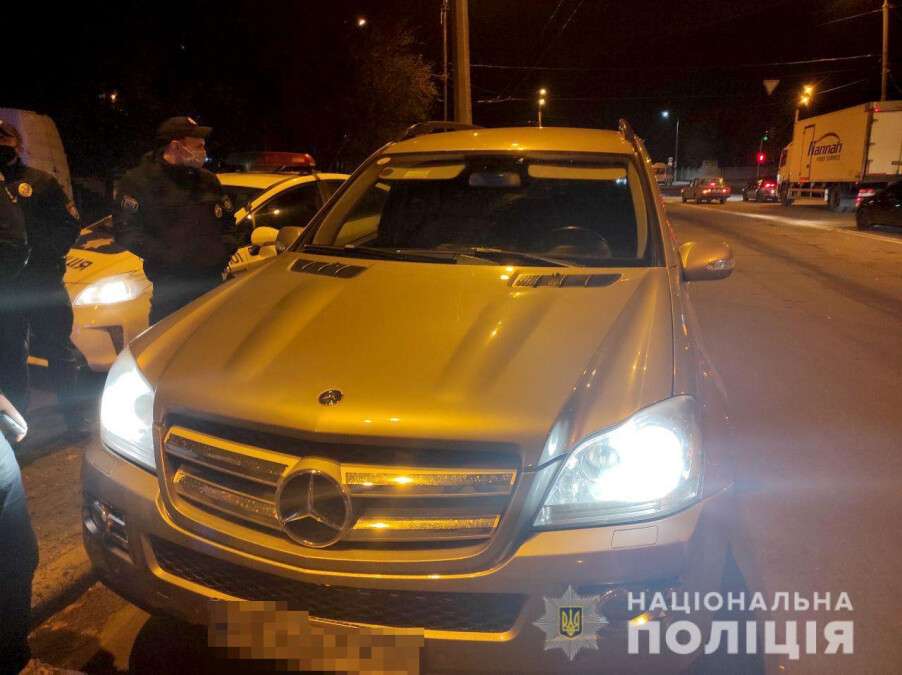 В Днепре похитили женщину, силой затолкали в Mercedes и уехали