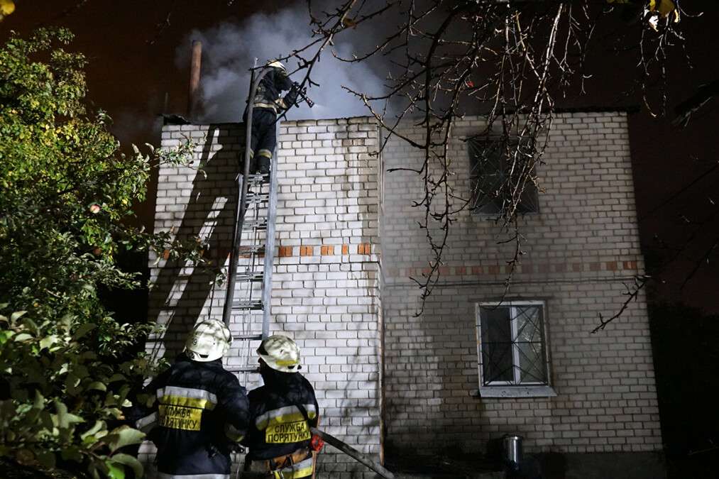 В Днепровском районе горела двухэтажная дача: пожар тушили 15 спасателей