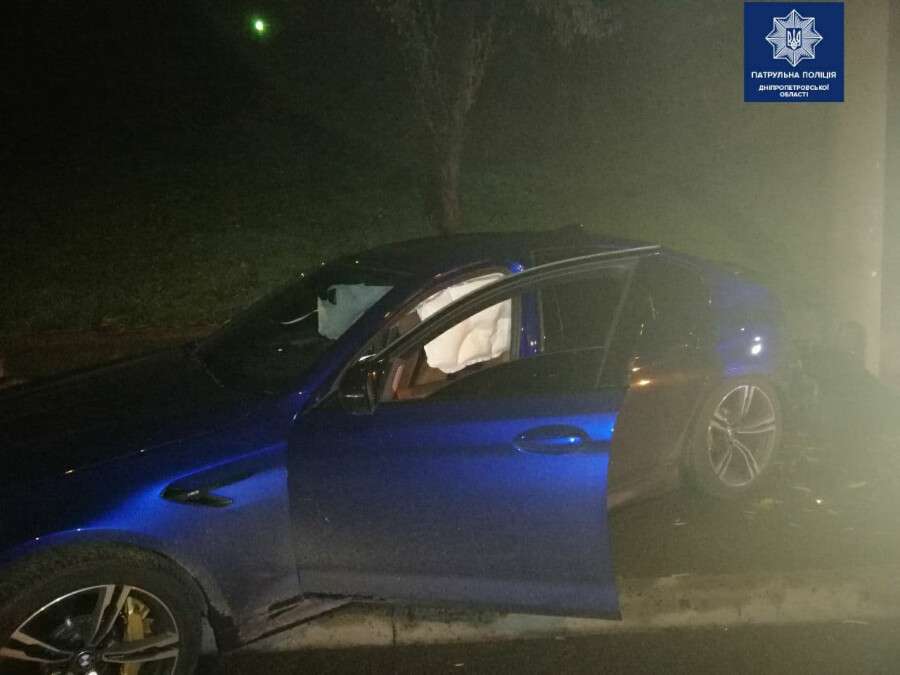 В Днепре водитель BMW не справился с управлением и врезался в электроопору: фото