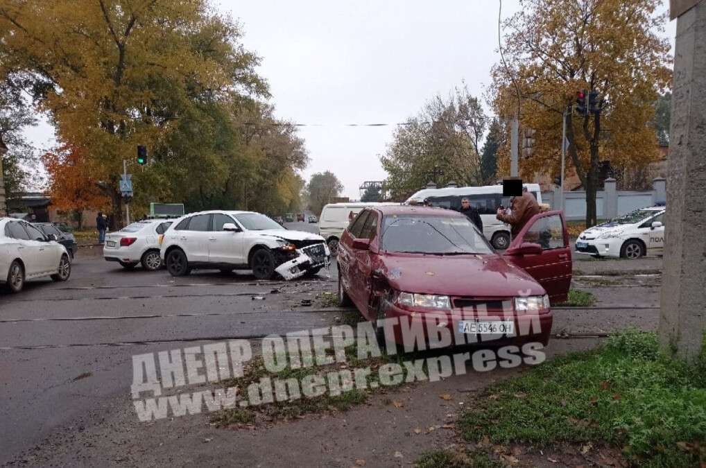В Днепре произошло ДТП между ВАЗ и Audi: фото