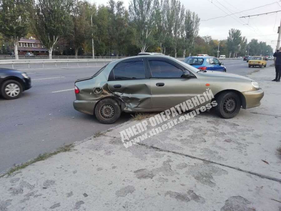 В Днепре на Запорожском шоссе Daewoo столкнулся с Toyota