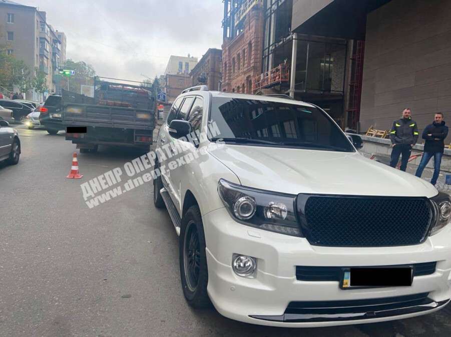 В Днепре на Шевченко автомобиль ТАТА "влетел" в припаркованный Toyota Land Cruiser