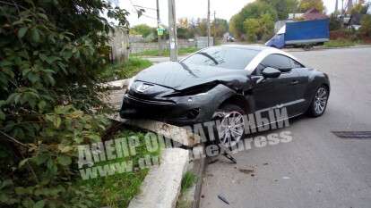 В Днепре Peugeot врезался в Daewoo и "отлетел" в бордюр: фото