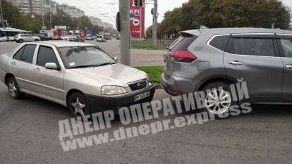 В Днепре улице Паникахи Chery врезался в Nissan: видео момента ДТП