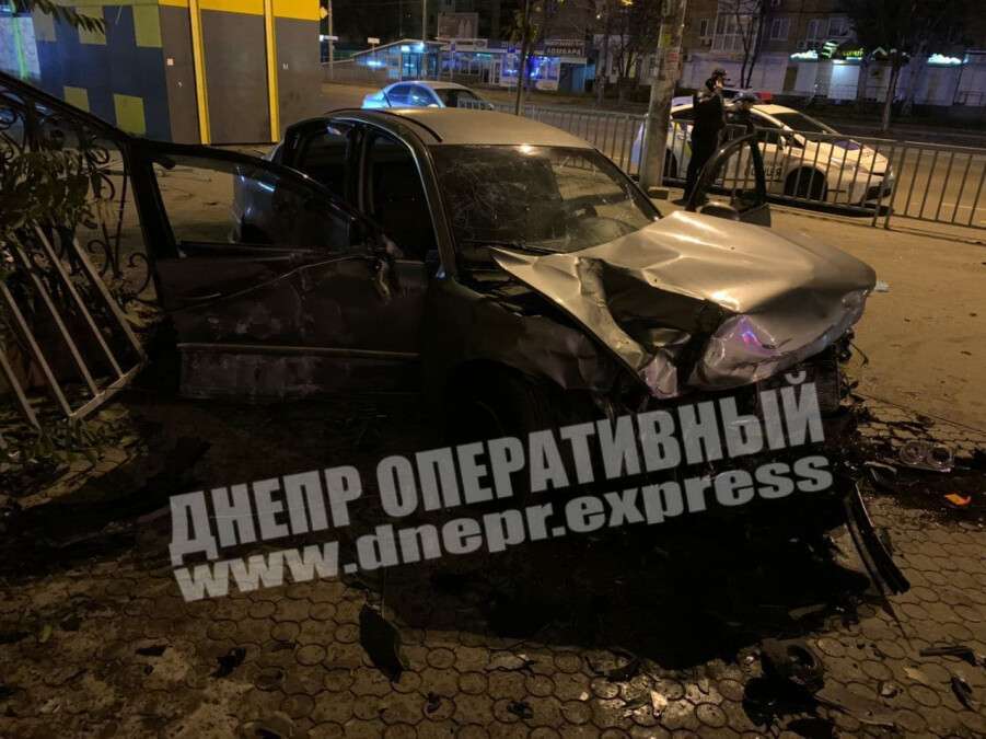 В Днепре на Слобожанском Volkswagen "влетел" в дом: есть пострадавшие