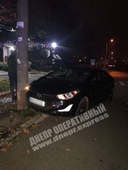В Днепре на Высоковольтной водитель Hyundai врезался в столб