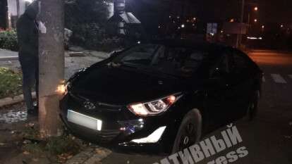 В Днепре на Высоковольтной водитель Hyundai врезался в столб