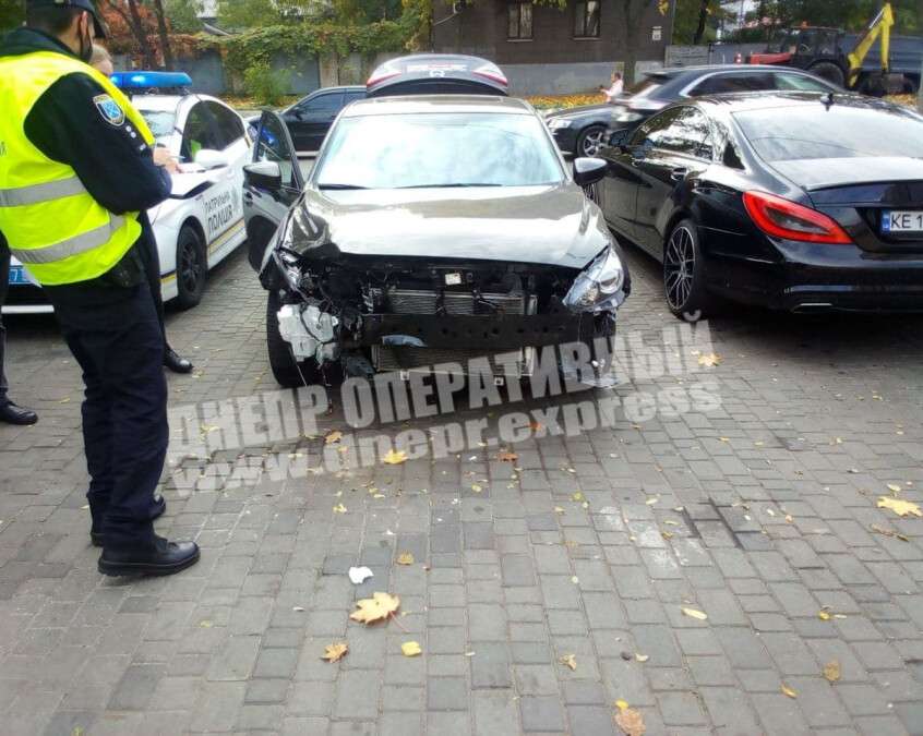 В Днепре на Антоновича Mazda врезалась в бок Volkswagen: фото